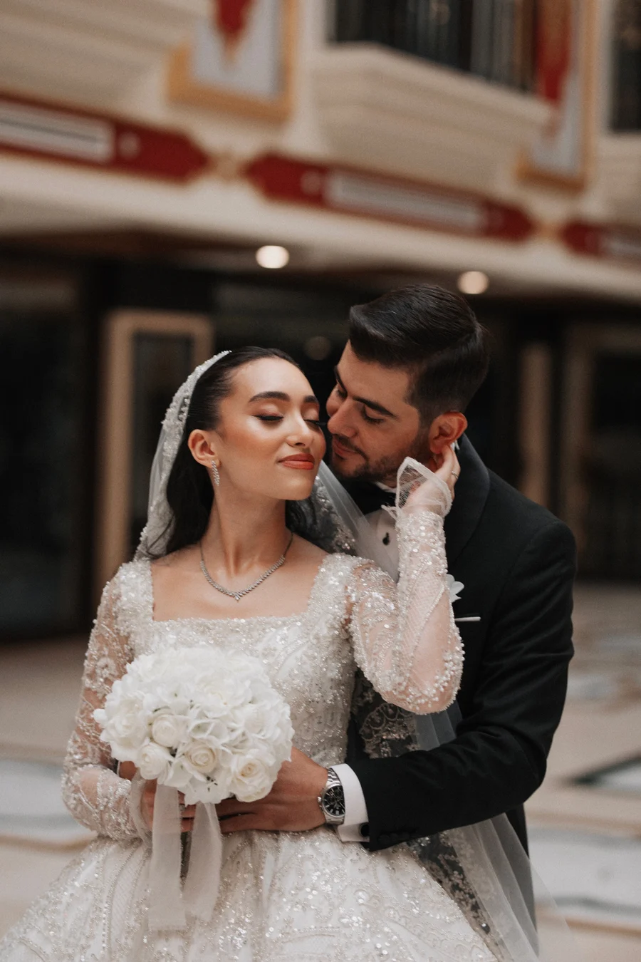 Tarihi bir mekânda birbirine yaklaşan gelin ve damat
