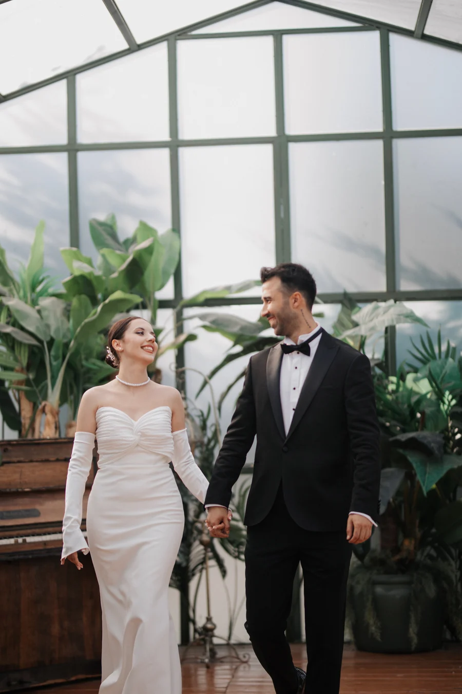 Cam serada birlikte yürüyen gelin ve damat