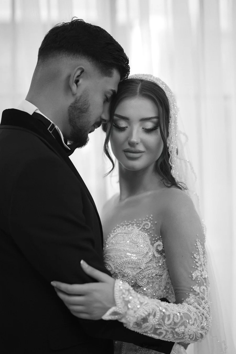 Birbirine sarılan çiftin siyah beyaz düğün portresi